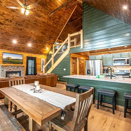 Cozy Mountaintop Cabin With Firepit, Hottub & Views!